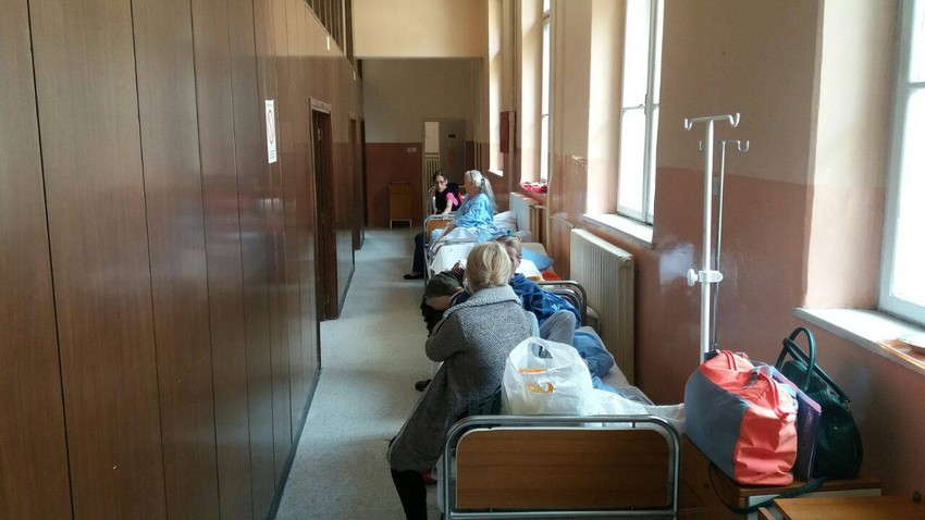 Pacijentkinje na odeljenju ginekologije leže u hodnicima