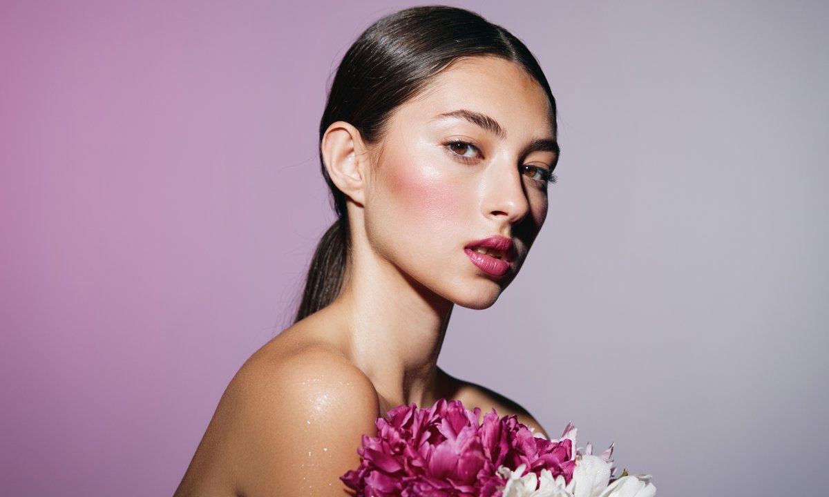 Ten sztyft z witaminą E w kilka sekund odejmuje z 10 lat. Robi świeży, naturalny rumieniec