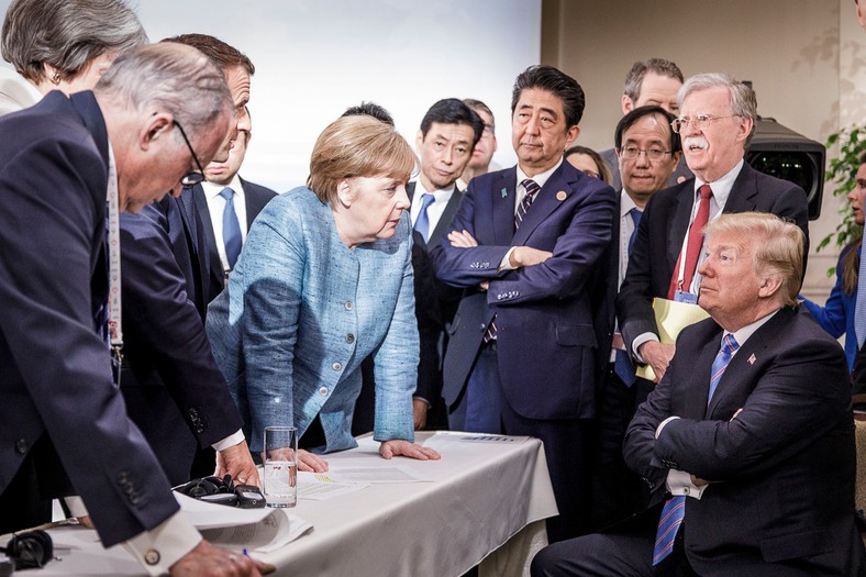 Angela Merkel (po środku stołu) i Donald Trump (na krześle) na szczycie państw G7 w 2018 r.