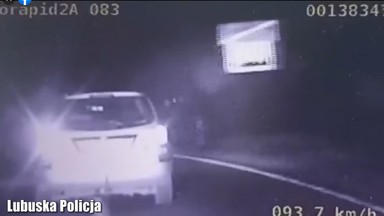 Uciekał przed policją, uderzył w drzewo. Miał  prawie dwa promile [WIDEO]