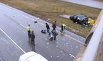 Pieniądze zasypały autostradę! Policjant zamiatał je szczotką