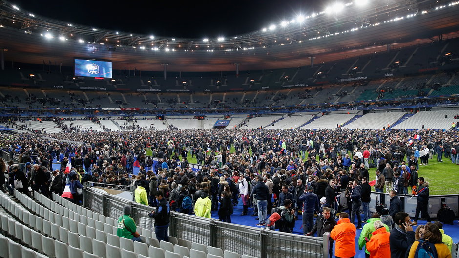 W obawie o bezpieczeństwo kibice nie chcieli opuścić Stade de France