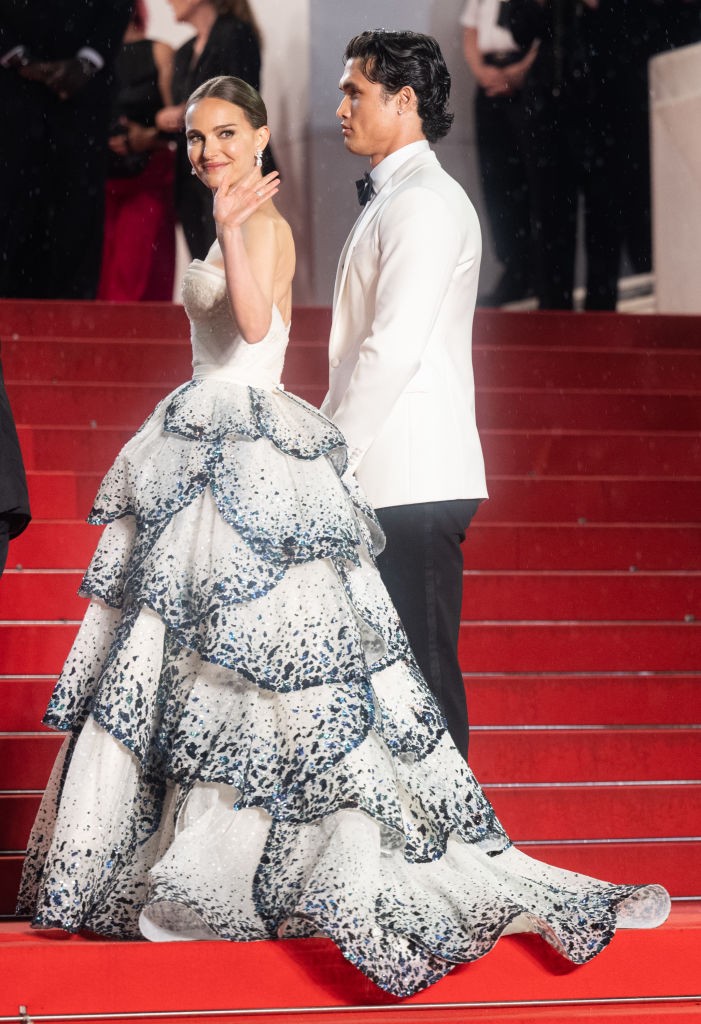 Natalie Portman elsöprő divatpillanattal tért vissza a 2023-as cannes-i filmfesztiválra