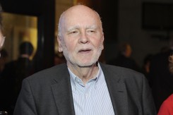 Poeta Adam Zagajewski odsłoni tablicę w Alei Pisarzy w Oświęcimiu