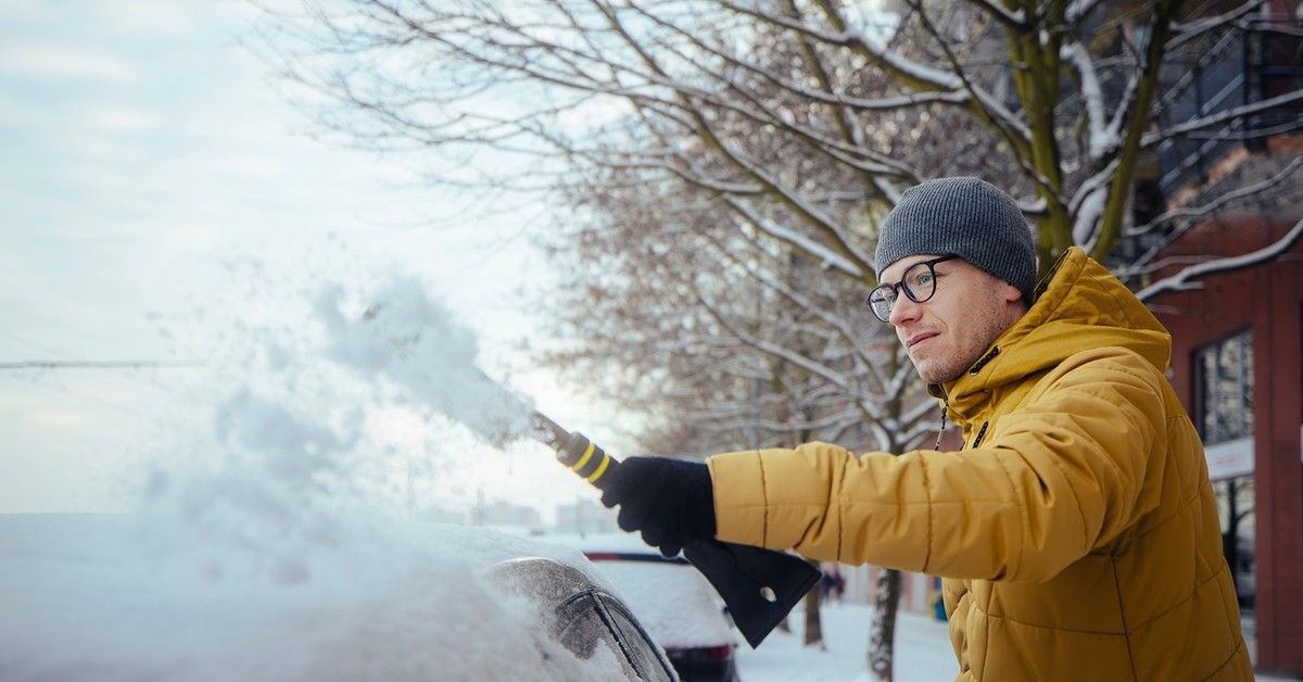 Mandat choćby 3000 zł za nieodśnieżone auto. Ten błąd kierowcy popełniają zimą najczęściej