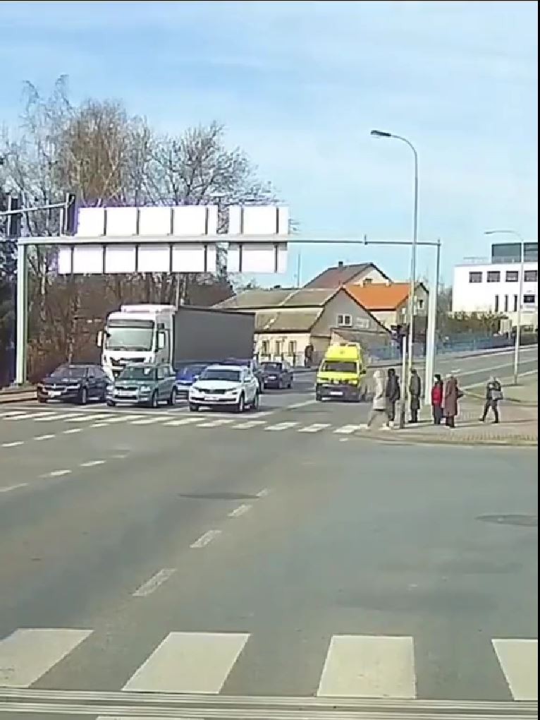 Pred sanitku vbehli chodci. 