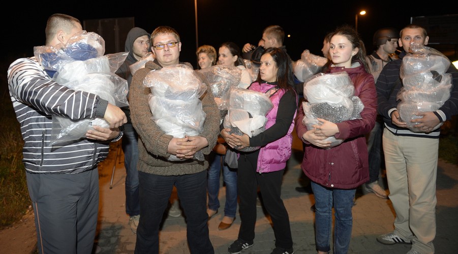 Na zdjęciu: Wolontariusze z Ukrainy z hełmami dla ukraińskich żołnierzy na polsko-ukraińskim przejściu granicznym w Medyce.<br><br>(mgo) PAP/Darek Delmanowicz