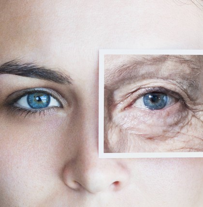 Manche Gewohnheiten, wie zum Beispiel Multitasking, eine stark beheizte Wohnung, oder zu wenig Schlaf können einen schneller alt aussehen lassen. 