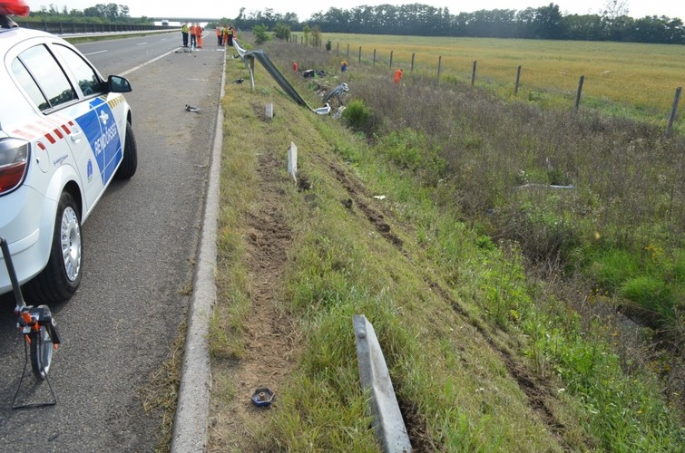 Auto przebiło barierę ochronną