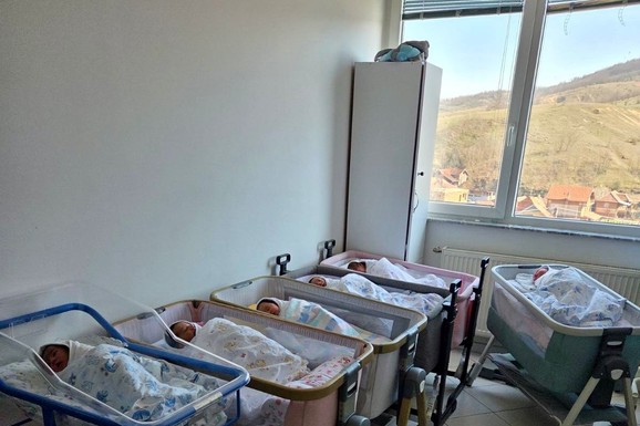 U srpskom porodilištu u Pasjanu na KiM tokom vikenda rođeno sedam beba: Za svaku prinovu 50.000 dinara