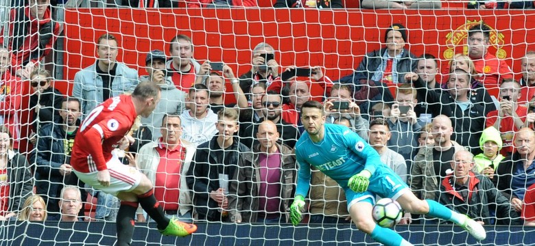 Liga angielska: Rooney pokonał Fabiańskiego z karnego, ale Man Utd nie wygrał ze Swansea. WIDEO