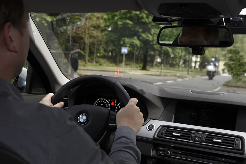 Bezpieczny skręt w lewo z BMW