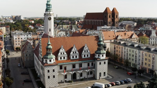Mury ratusza skrywają nie tylko warstwy pochodzące z epoki renesansu, ale mają też pokaźne fragmenty średniowieczne. 