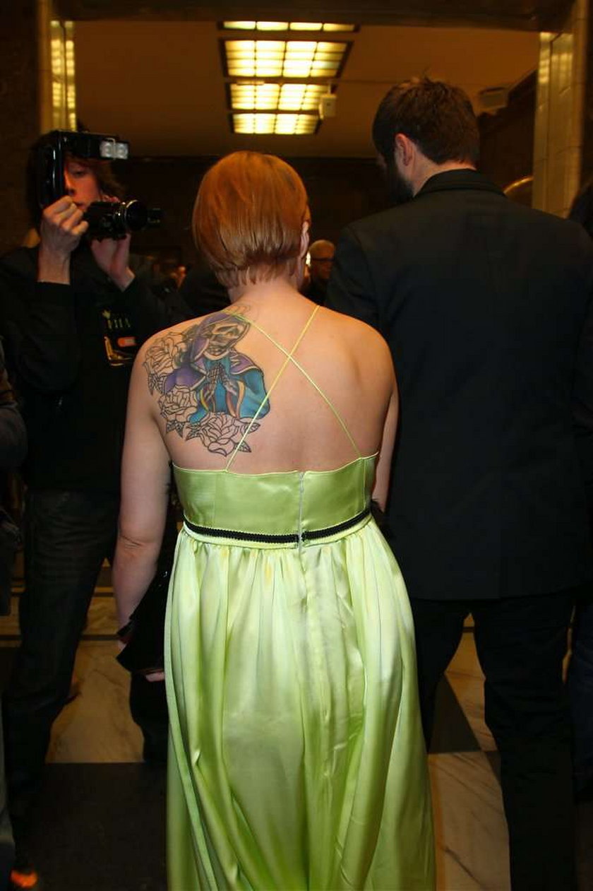 Ciężarna aktorka ma tatuaż z kostuchą