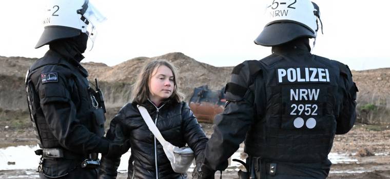 Wideo z aresztowania Grety Thunberg rozwścieczyło internautów. Aktywistka pozuje z policją?