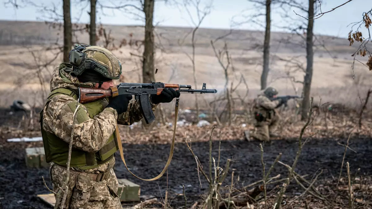 Ukraiński żołnierz ćwiczy strzelanie do celu