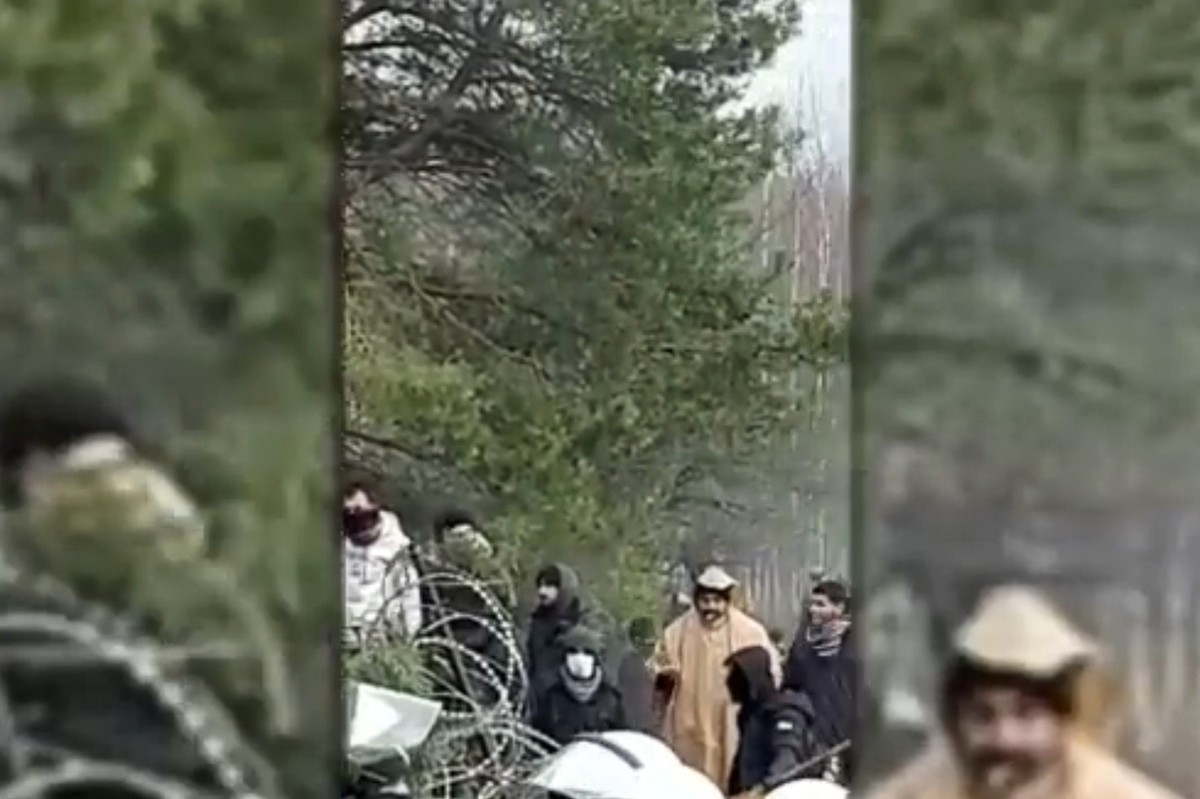 Na południe od Kuźnicy po białoruskiej stronie przy granicy z Polską od poniedziałku przebywa duża grupa migrantów.