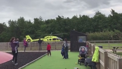 Dráma a vidámparkban: egy hullámvasútból zuhant ki egy kisfiú, akit mentőhelikopterrel szállítottak kórházba
