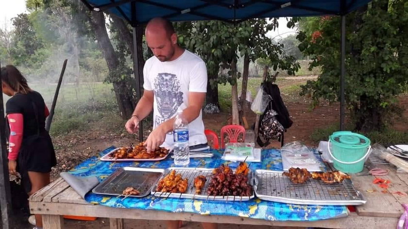 Przez to zdjęcie przy grillu wpadł w olbrzymie kłopoty