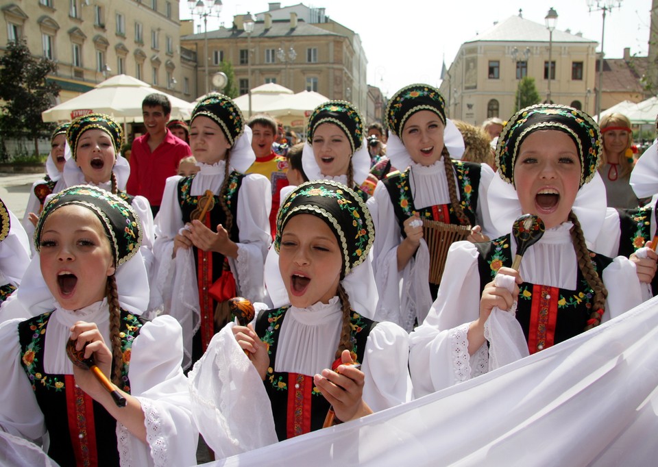 Młodzież w kolorowym korowodzie