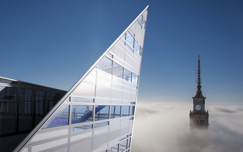 Warszawa<br> Stolica Polski z 5 drapaczami chmur (Pałac Kultury i Nauki, Warsaw Trade Tower, Rondo 1, InterContinental Warszawa, Cosmopolitan Twarda 2/4, widoczny na zdjęciu apartamentowiec Złota 44 nie został jeszcze ukończony) obok Madrytu i Bogoty znalazła się na dalekim 59. miejscu w zestawieniu najwyższych miast świata. Nasza pozycja może jednak wkrótce się wzmocnić. <a href='http://forsal.pl/galerie/769511,zdjecie,1,jak_zmieni_sie_panorama_warszawy_oto_przeglad_planowanych_wiezowcow_w_stolicy.html' target='_blank' style='color: blue'> Zobacz, jakie wieżowce mogą powstać w Warszawie</a>