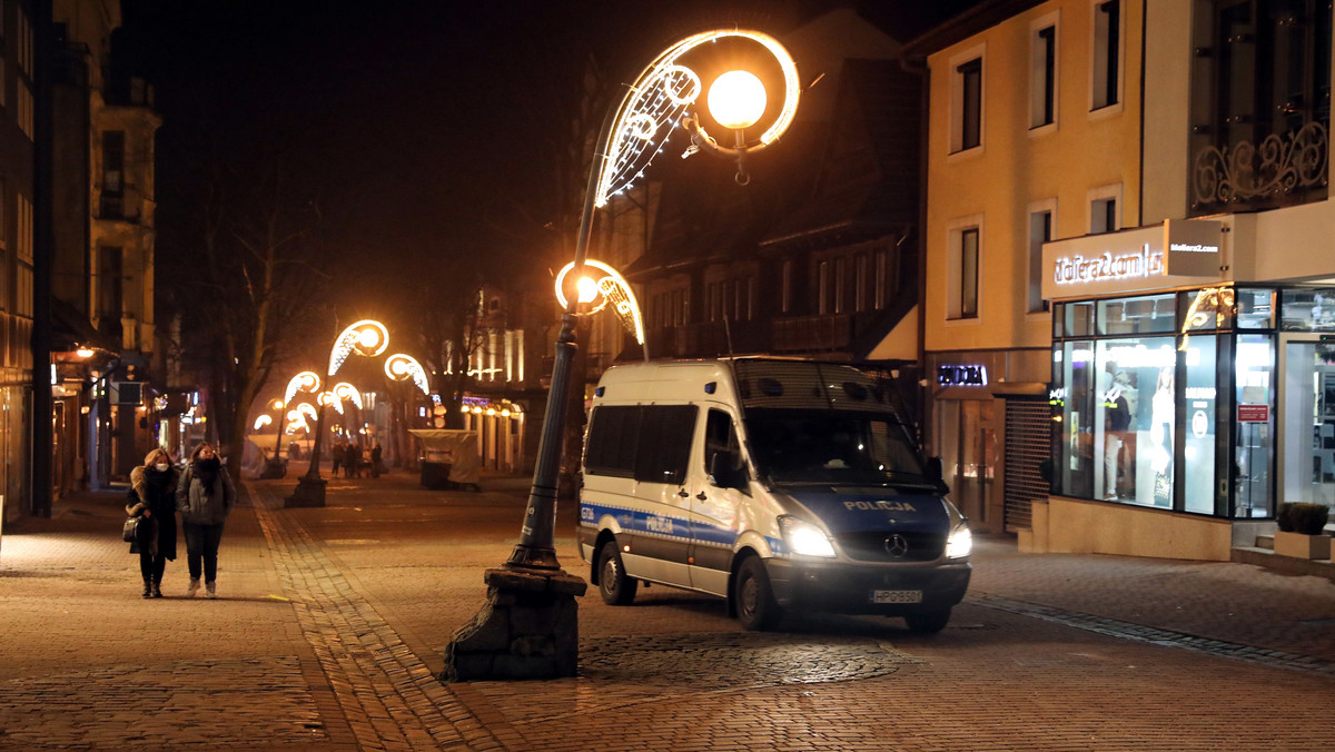 Puste Krupówki w noc sylwestrową