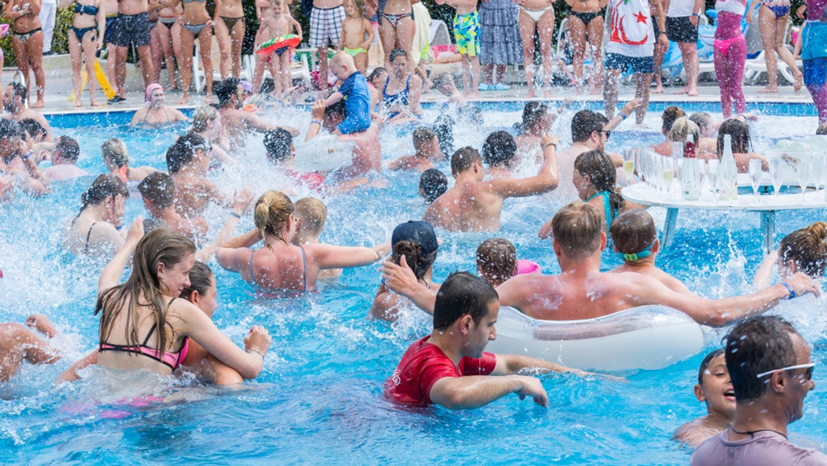 Park Wodny w Krakowie to aktualnie jeden z największych tego typu obiektów w Polsce i Europie. Aquapark mieszczący się przy ulicy Dobrego Pasterza 126 jest najpopularniejszym krakowskim centrum rozrywki i rekreacji. W 2000 roku został wyróżniony prestiżową nagrodą „Budowa Roku”. W sezonie letnim Park Wodny odwiedza codziennie kilka tysięcy osób. Obiekt oferuje m.in. 3 baseny o łącznej powierzchni ponad 2000 m², 10 zjeżdżalni o łącznej długości ponad 800 m oraz wiele innych atrakcji dla całej rodziny. Park Wodny w Krakowie jest obiektem dostosowanym także do potrzeb osób niepełnosprawnych. 