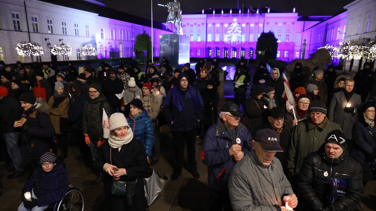 WARSZAWA PAŁAC PREZYDENCKI ŁAŃCUCH ŚWIATŁA (Łańcuch światła pod Pałacem Prezydenckim)