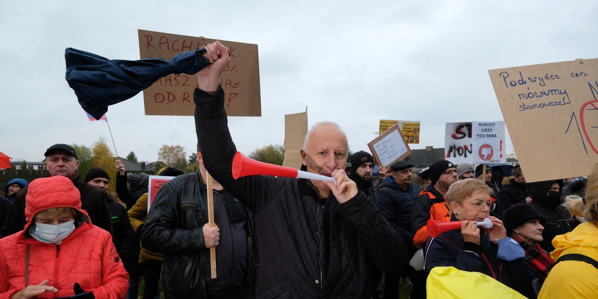 Kilkaset osób przyszło na protest w Tarnowie Podgórnym.