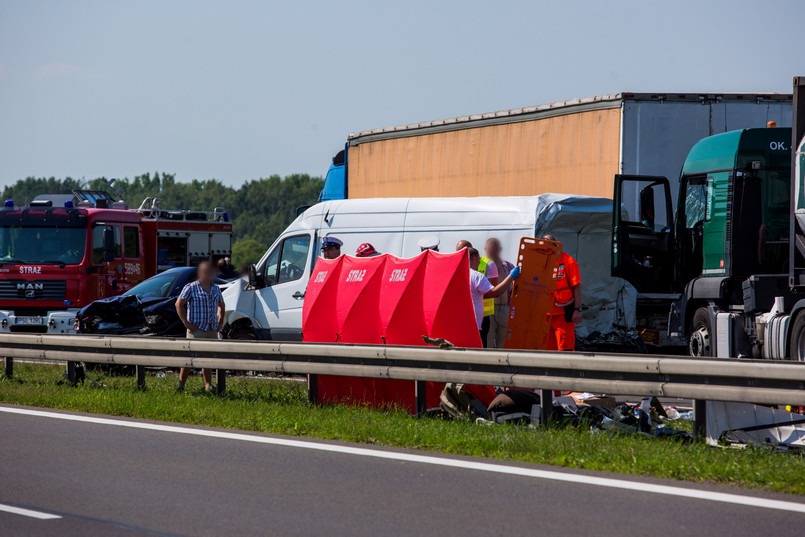 Nieprzejezdna jest jezdnia w kierunku Poznania. Przed 13.00 przed punktem poboru opłat na autostradzie A2 koło miejscowości Lądek zderzyło się sześć samochodów: cztery ciężarówki, bus i samochód osobowy.