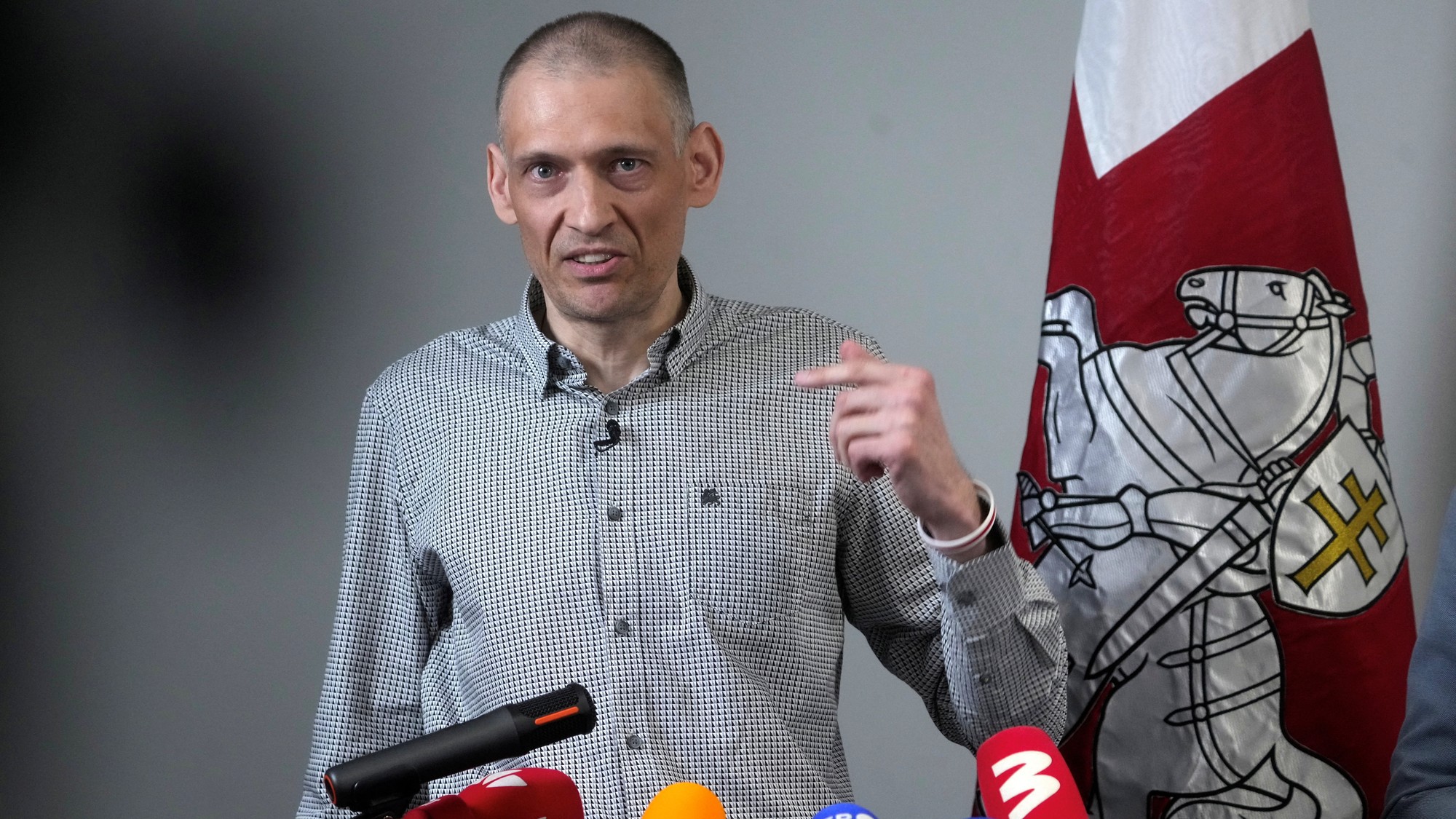 Bieloruský disident Siarhej Cichanovski počas svojej prvej tlačovky na slobode.