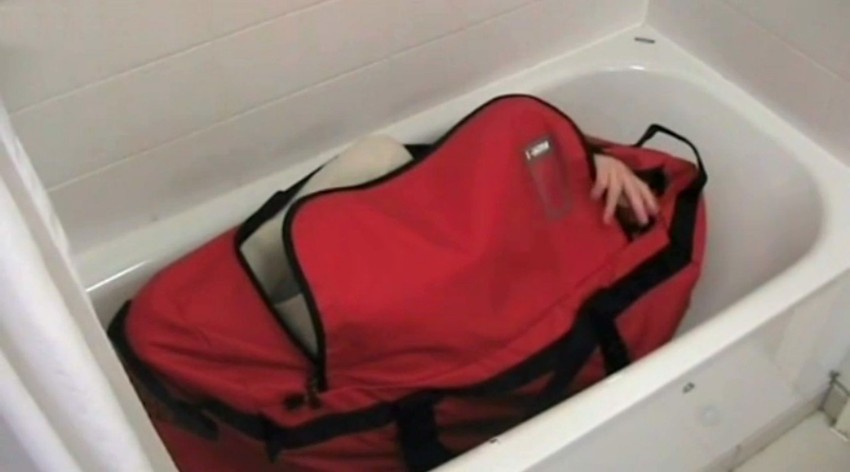 Smrt Gareta Vilijamsa - stručnjak ulazi u torbu da ispita da li je moguće da se sam zaključa