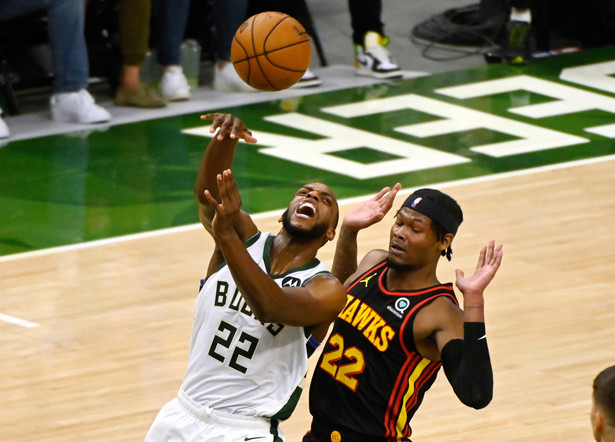 Khris Middleton (L; Milwaukee Bucks) w starciu z Camem Reddishem (P; Atlanta Hawks)