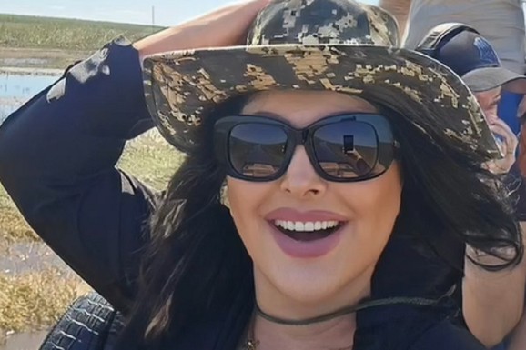 DRAGANA MIRKOVIĆ SA ĆERKOM JURI KROKODILE PO FLORIDI Pevačica se opustila: Evo šta radi sa POLICAJCEM u Majamiju, Tanja Savić se odmah oglasila (FOTO)