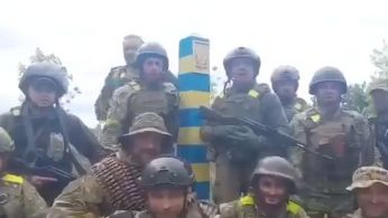 Żołnierze ukraińscy przy słupie granicznym swojego kraju