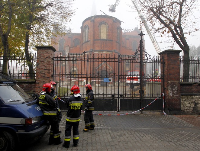 Dogaszanie pożaru zabytkowej katedry pw. Wniebowzięcia Najświętszej Maryi Panny w Sosnowcu