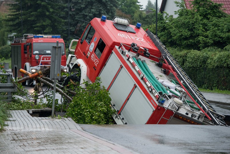 Pojazd waży 15 ton, więc do wydobycia go z wyrwy należy użyć specjalnego dźwigu. Na szczęście nikt z załogi strażackiej nie został ranny