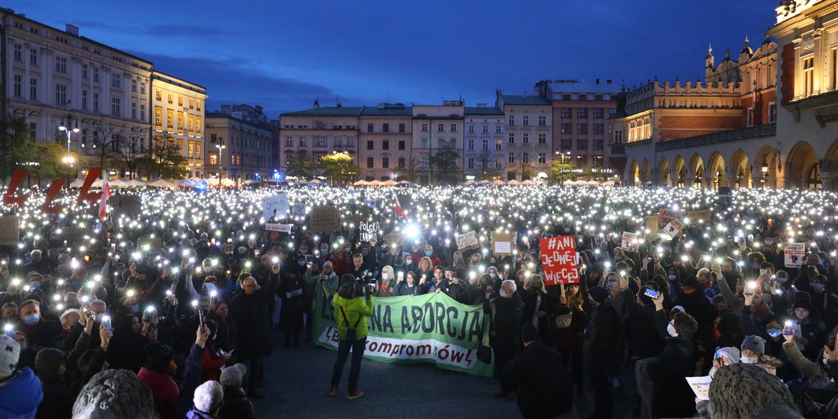 Kolejne marsze ku pamięci Izy. W Krakowie tłumy i przejmująca cisza w kulminacyjnym momencie