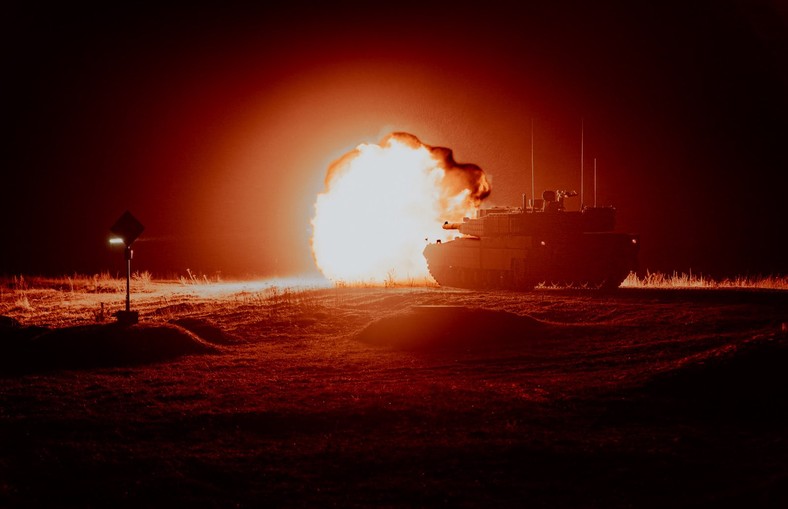 Polski czołg K2 w trakcie nocnego strzelania.