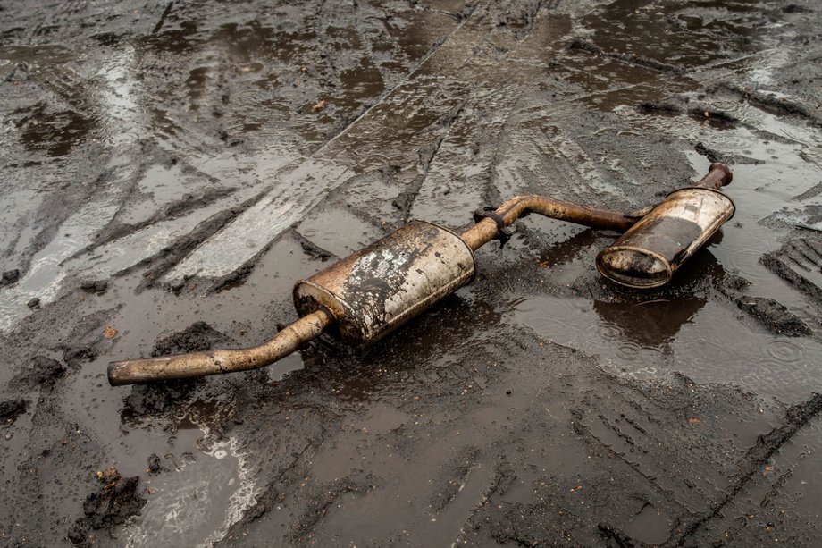 Sometimes, parts of the car fall off during the crashes and are left on the race tracks.