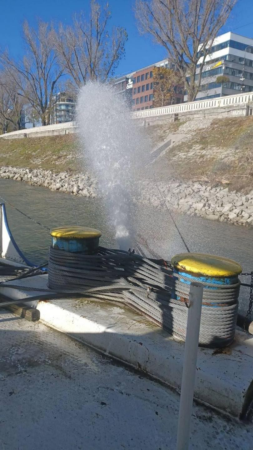 Zábery zo zásahu hasičov na potápajúcej sa lodi.