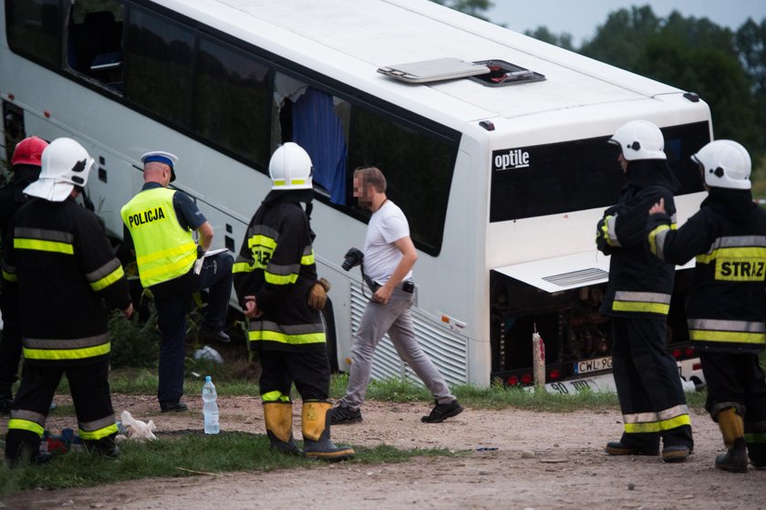 Groźny wypadek pod Łodzią. Autokar zderzył się z ciągnikiem