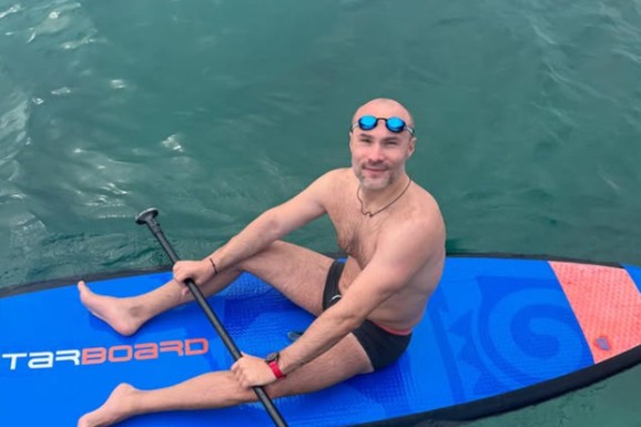 NEKADA IMAO 128 KG, A DANAS JEDAN OD NAJZGODNIJIH NA ESTRADI: "Mama mi je vezivala pertle", napravio potez koji mu je promenio život