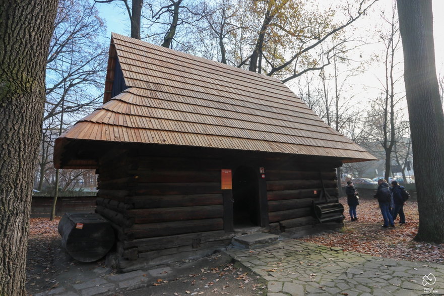 Nowy dach na spichlerzu w pszczyńskim skansenie  - 30.11.2022 - autor: powiat