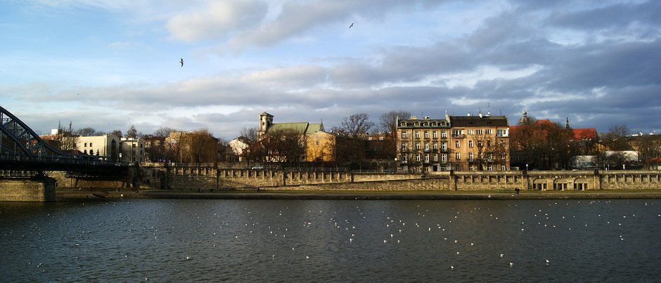 Kazimierz widziany z Podgórza. Bulwar Kurlandzki. Nad nim ul. Podgórska. Od lewej Most Piłsudskiego, dalej na prawo wieża kościoła Bożego Ciała.