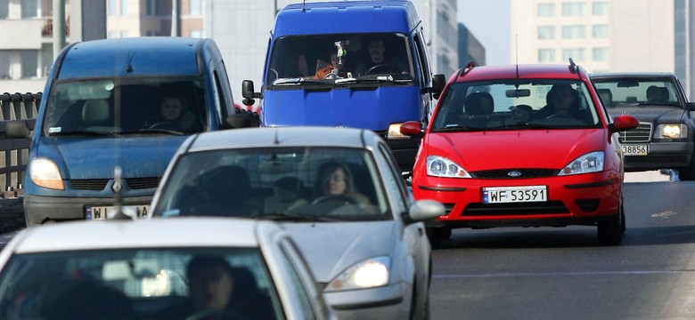 Oni chcą jazdy na światłach przez cały rok