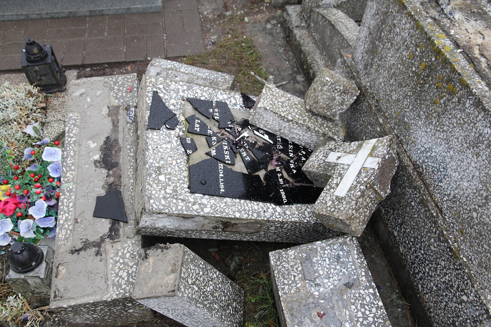 Zniszczone nagrobki 6, fot UM Ełk