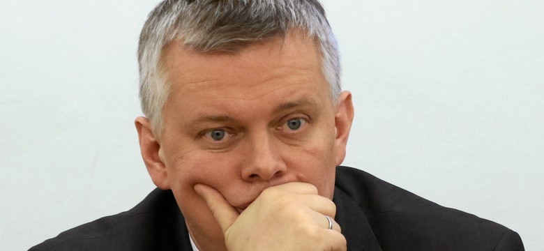 Siemoniak o "ławkach niepodległości": upiornie drogo, koszmarnie brzydko. MON odpowiada