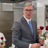 Aleksandar Vučić delio ruže ženama zaposlenim u Predsedništvu