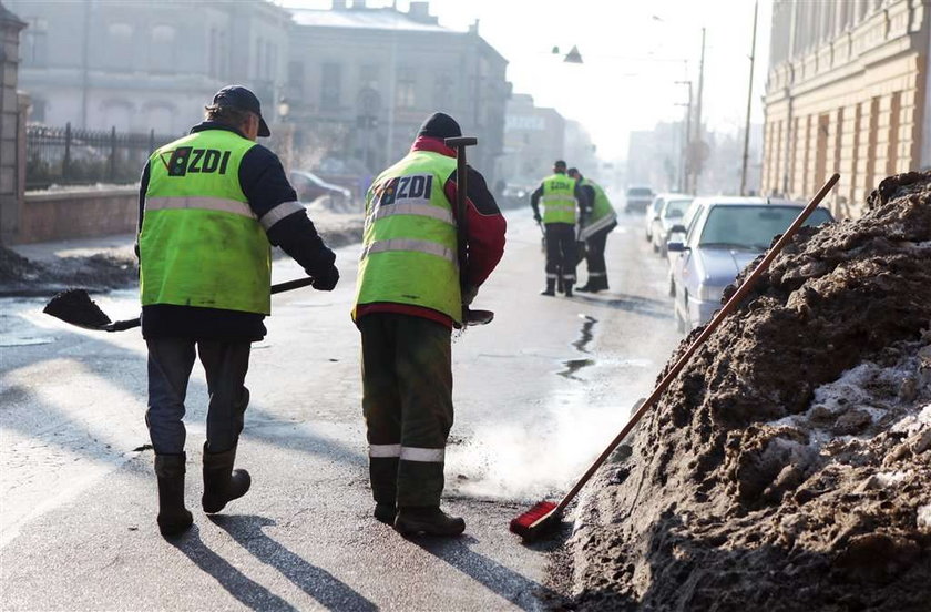 Łódź, dziury, jezdnia, łatanie, smoła, asfalt